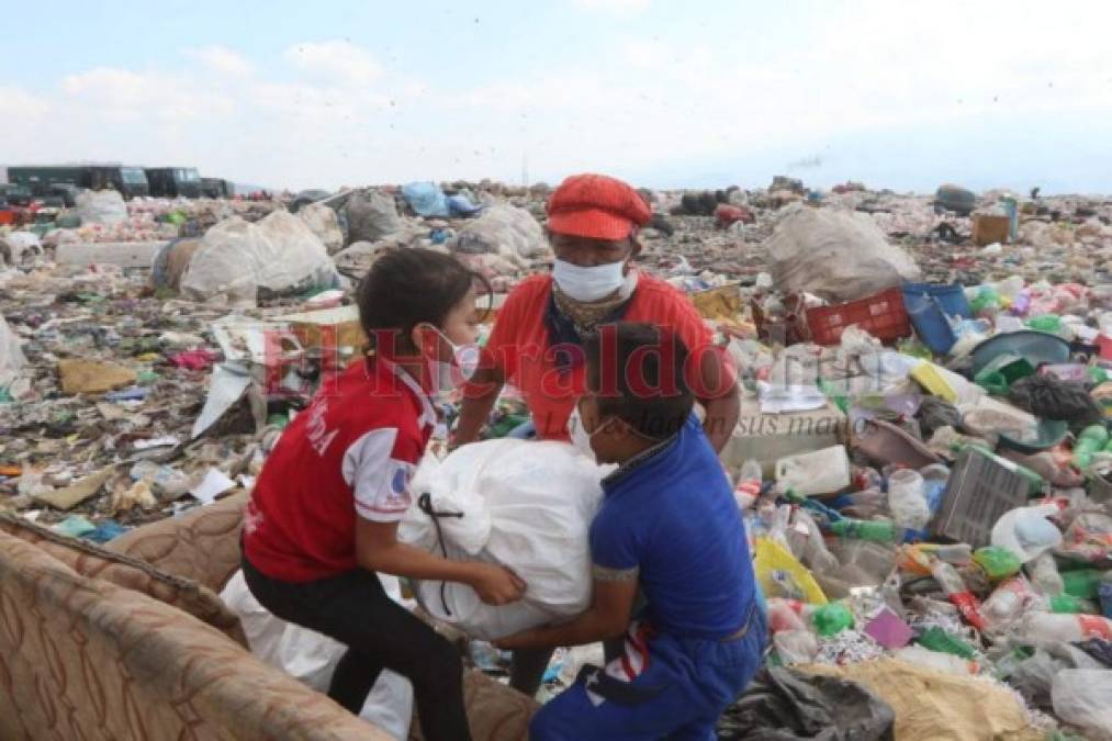 Ayuda de 'saco solidario' llega hasta familias que viven del crematorio