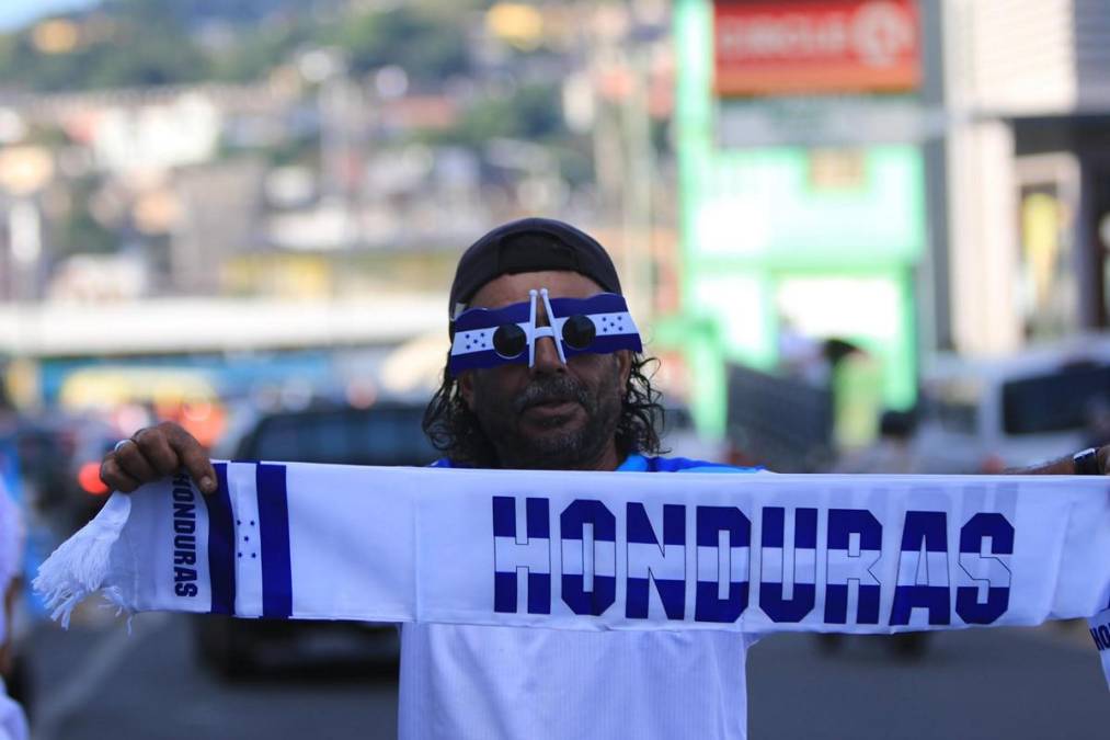 Vendedores ponen color y sabor en las horas previas al Honduras - Granada