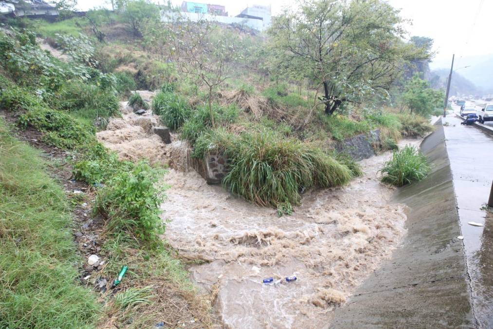 Tráfico e inundaciones dejó lluvia que azotó la capital