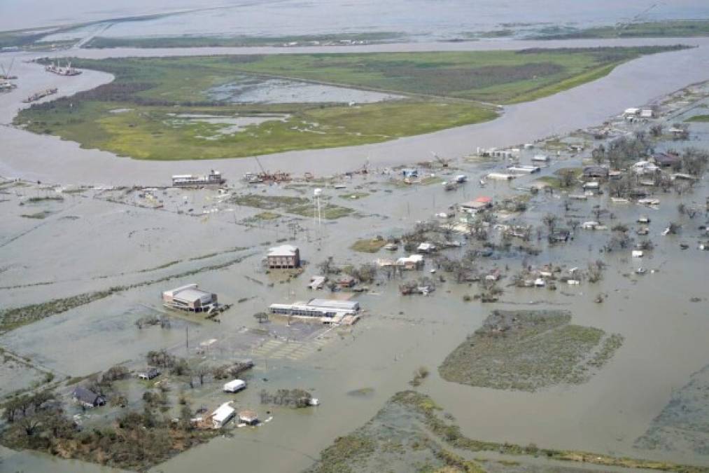 La devastación del potente huracán Laura vista desde las alturas (FOTOS)