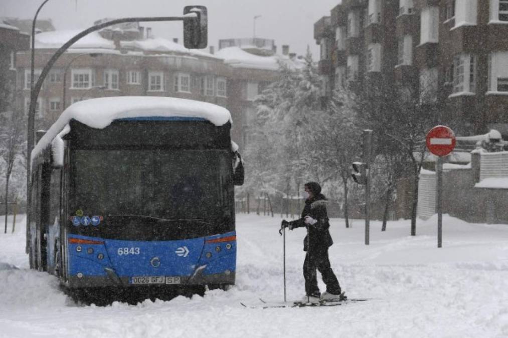 Las impactantes imágenes de la nevada más extensa del siglo que tiene en alerta a España