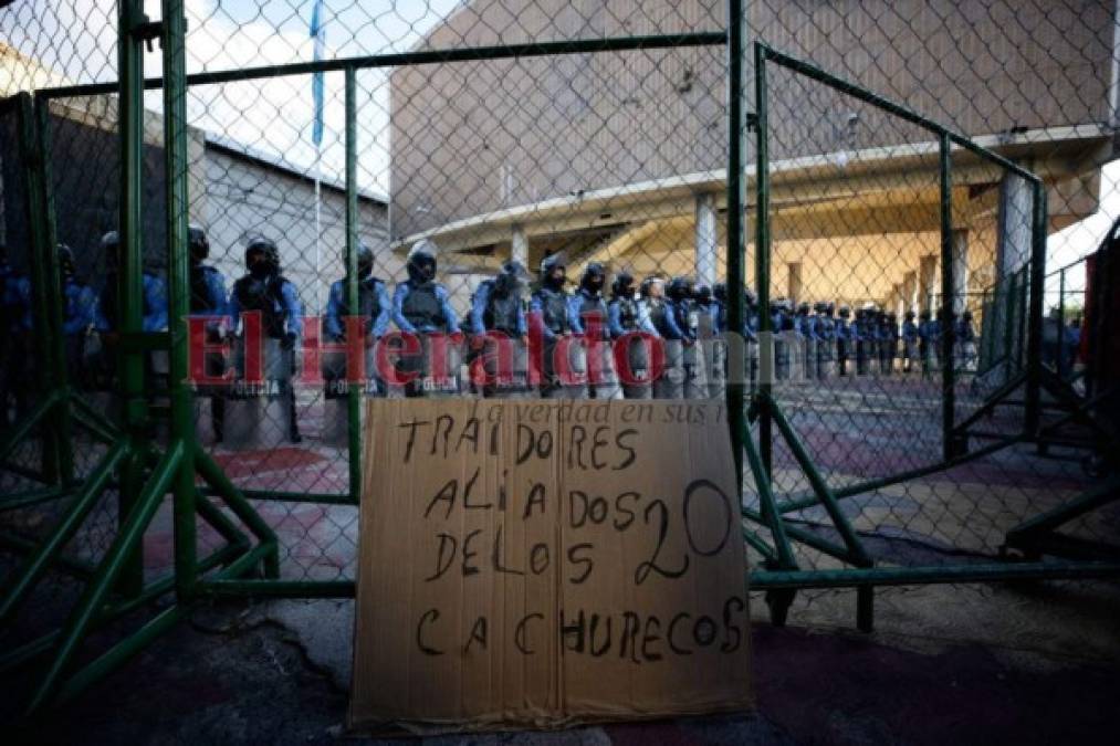 Simpatizantes de Libre protestan por decisiones en sesión preparatoria (FOTOS)