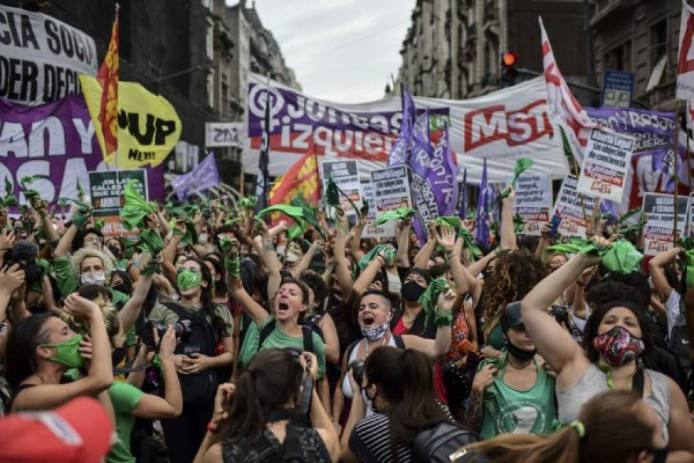 Entre llanto y gritos, Argentina reacciona ante legalización del aborto (FOTOS)