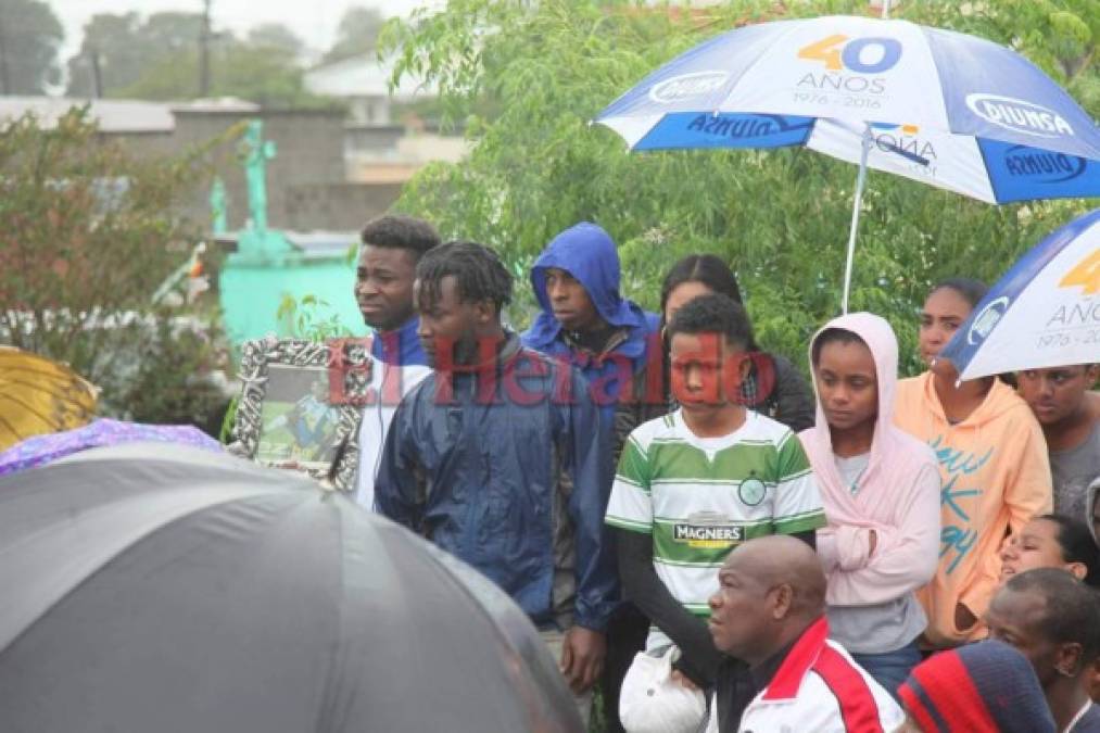 FOTOS: En medio de la lluvia, familiares y amigos le dieron el último adiós a Walter Williams