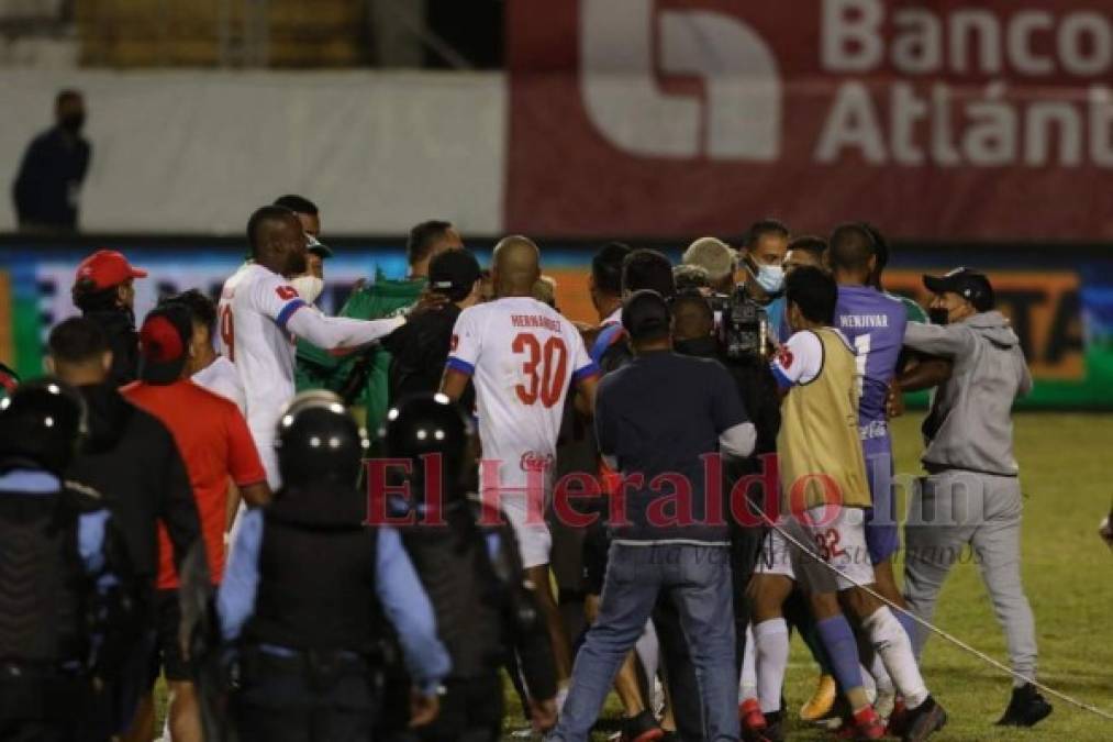 Bronca, entusiasmo de Vargas y enojo de Troglio: lo que no se vio del Olimpia vs Marathón (FOTOS)