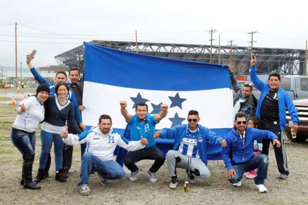 Los aficionados catrachos llegan a gritar por la Selección de Honduras