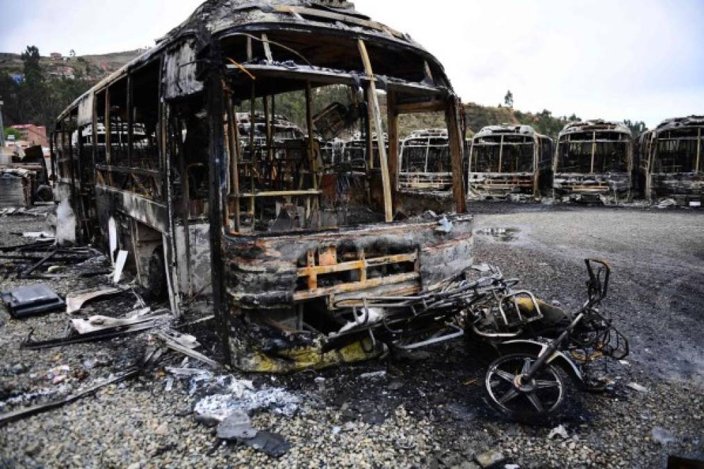 FOTOS: Buses quemados y destrozos en Bolivia tras renuncia de Evo Morales