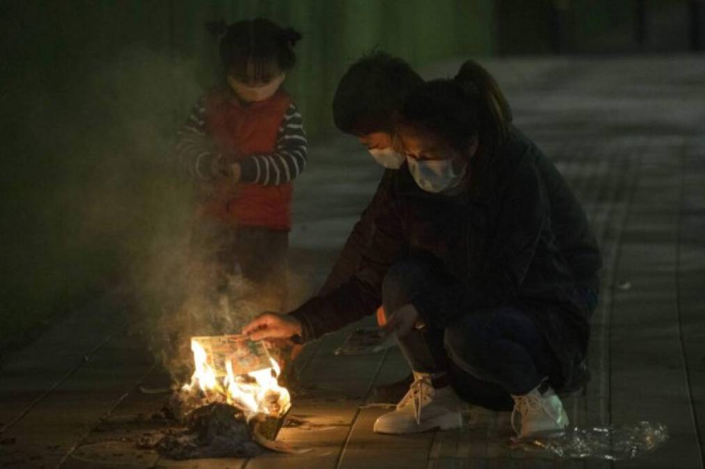 FOTOS: China rinde sentido homenaje a miles de víctimas del Covid-19