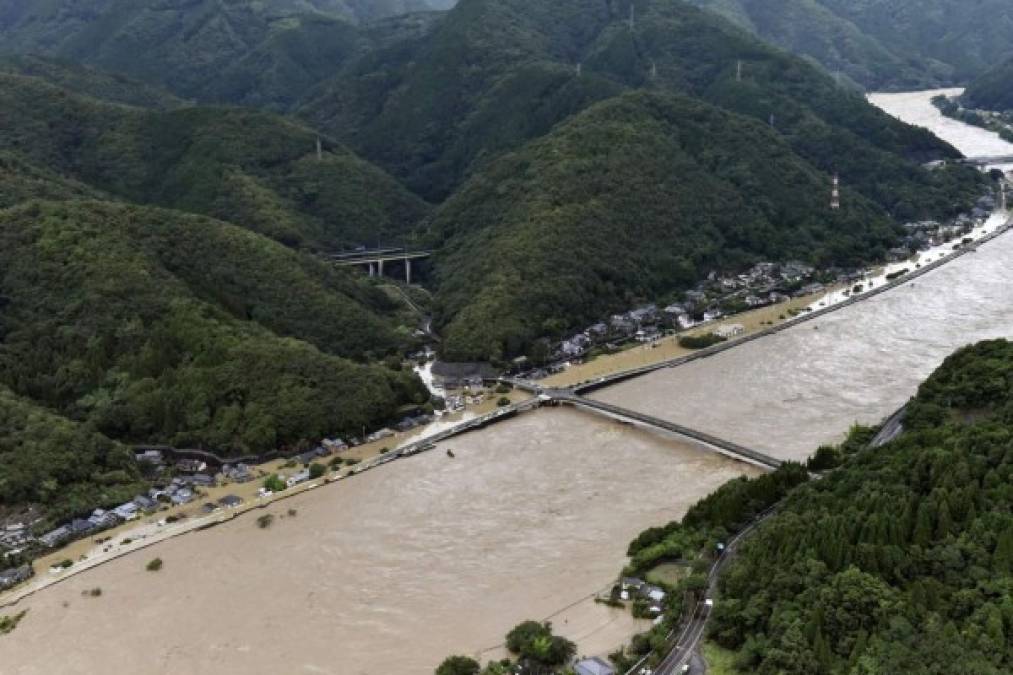 FOTOS: Muertos, desaparecidos y evacuaciones por inundaciones al sur de Japón