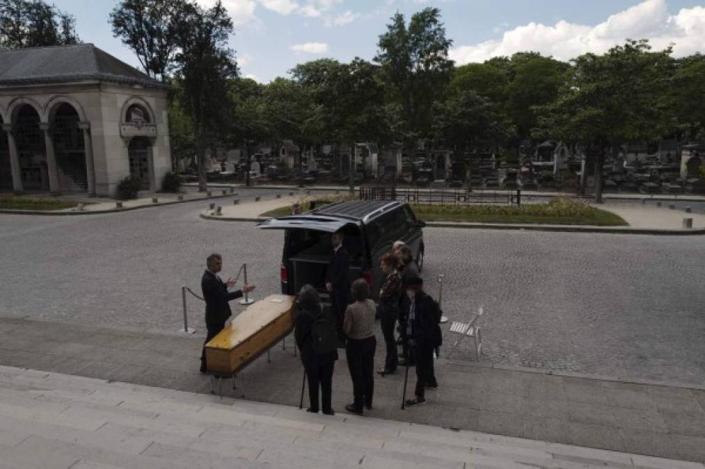 Cadáveres, llanto y entierros; un mundo triste y herido tras paso de pandemia (FOTOS)