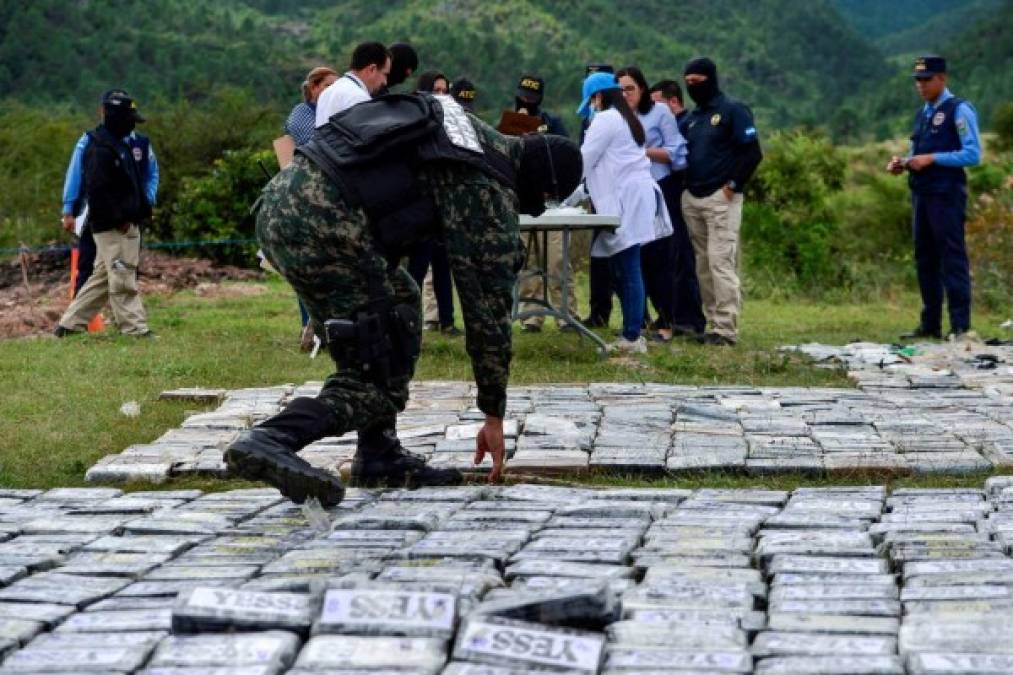 FOTOS: Queman más de 1,200 kilos de cocaína decomisados en La Mosquitia
