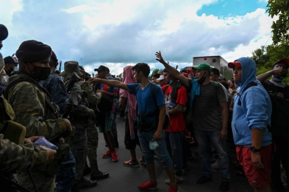 Bajo la lluvia, con niños y expuestos al covid-19, caravana migrante avanza hacia Guatemala