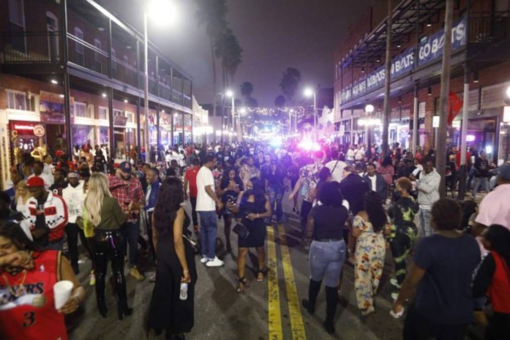 FOTOS: Festejos e irresponsabilidad en Tampa, Florida, previo al Super Bowl LV