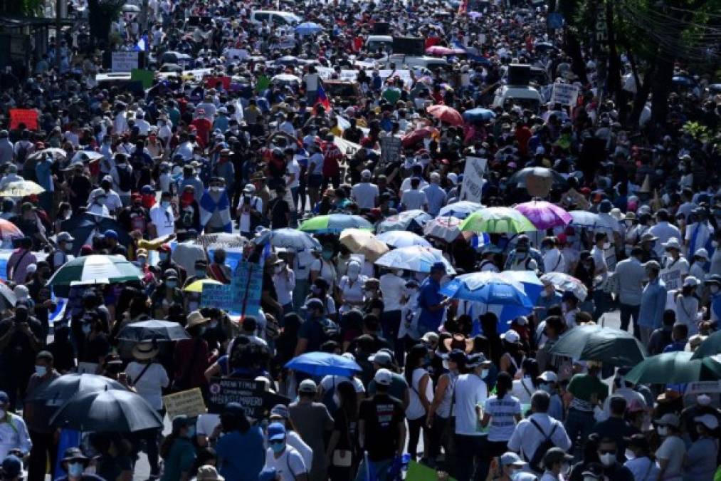'Bukele, dictador': Salvadoreños protestan contra el bitcóin y el autoritarismo