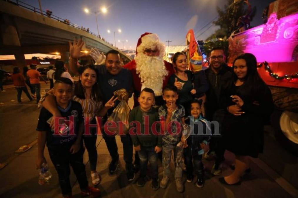 FOTOS: Colorido desfile de carrozas engalanó Tegucigalpa en época decembrina