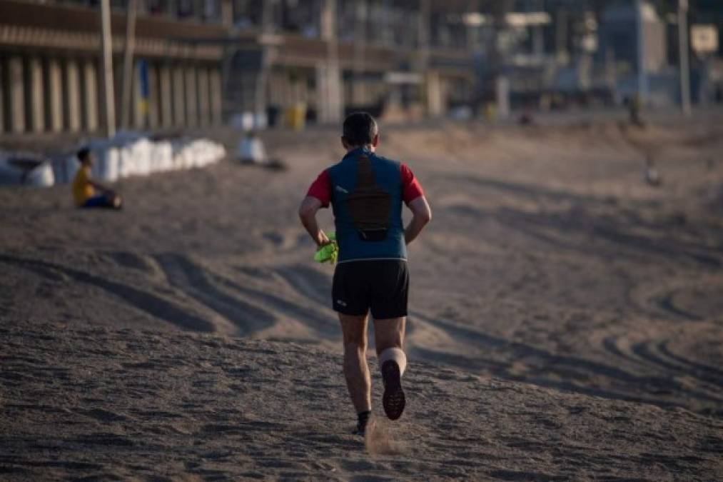 FOTOS: En Barcelona madrugan para nadar y hacer deporte en tiempos de pandemia