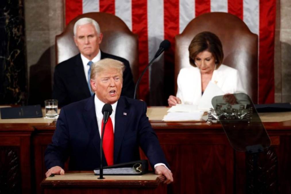 En imágenes: Momento en el que Donald Trump niega estrechar la mano a Nancy Pelosi