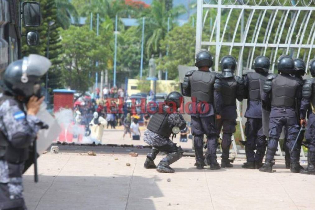 Las imágenes que no viste de la batalla entre el MEU y policías en la UNAH