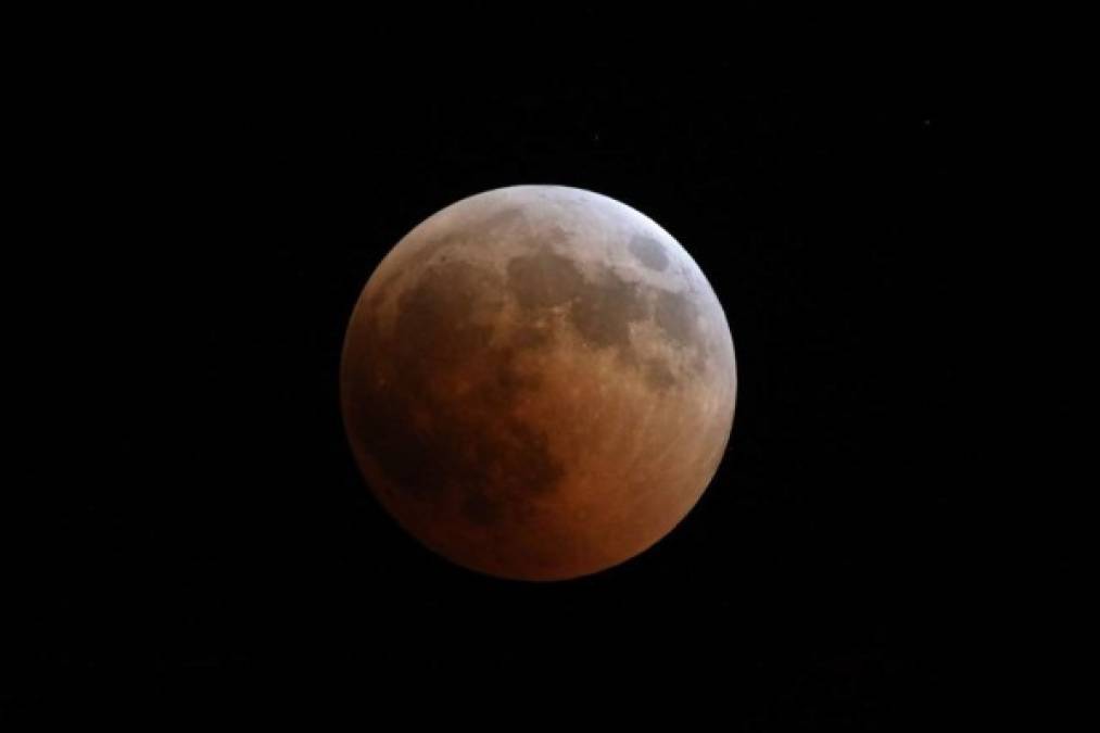 Así se ve el eclipse lunar más largo del siglo, alrededor del mundo (Fotos)