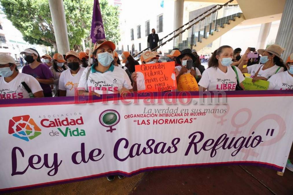 En protesta contra femicidios y violencia, hondureñas celebran Día Internacional de la Mujer