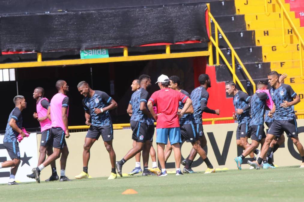 Vestidos de azul y negro, los Leones realizaron su último entreno antes de la final de la Concacaf League