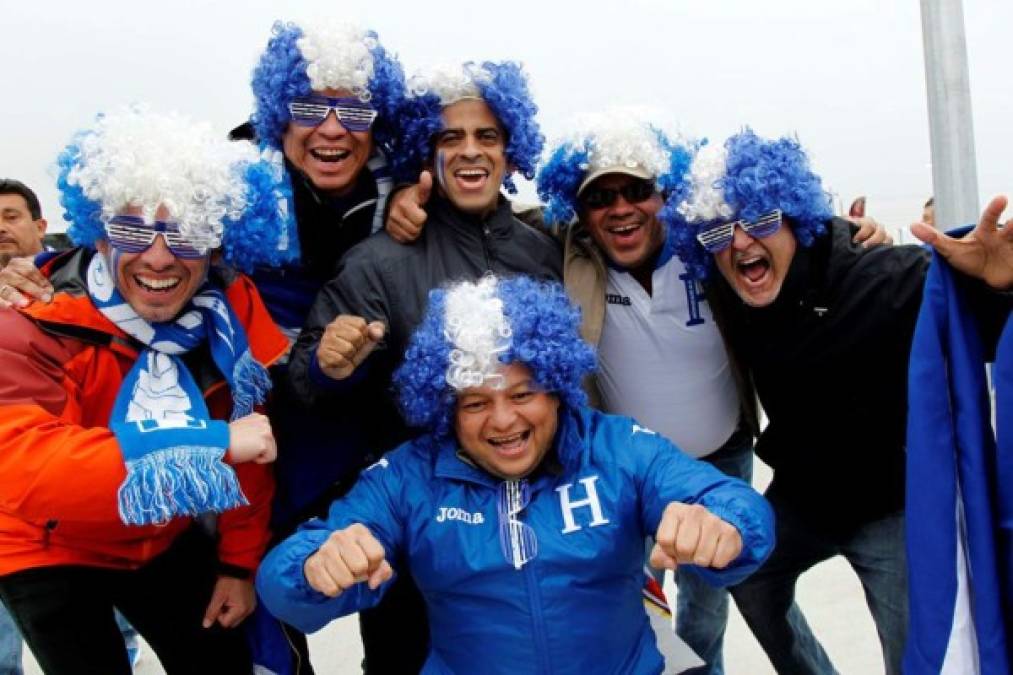 Los aficionados catrachos llegan a gritar por la Selección de Honduras