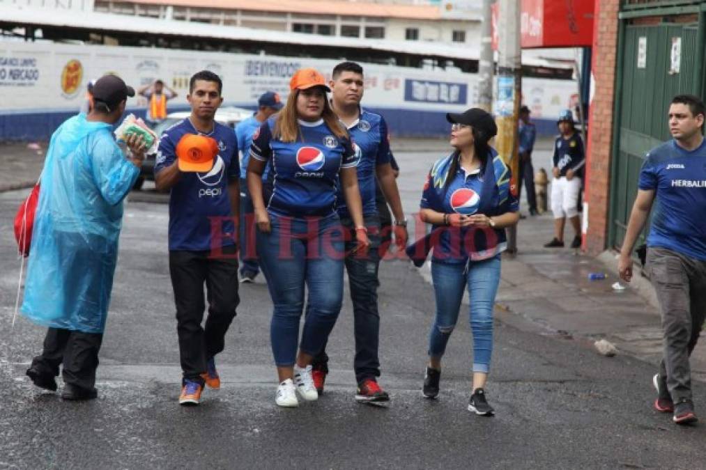 Bellas chicas adornan la final de ida Motagua vs Marathón en el Nacional de Tegucigalpa