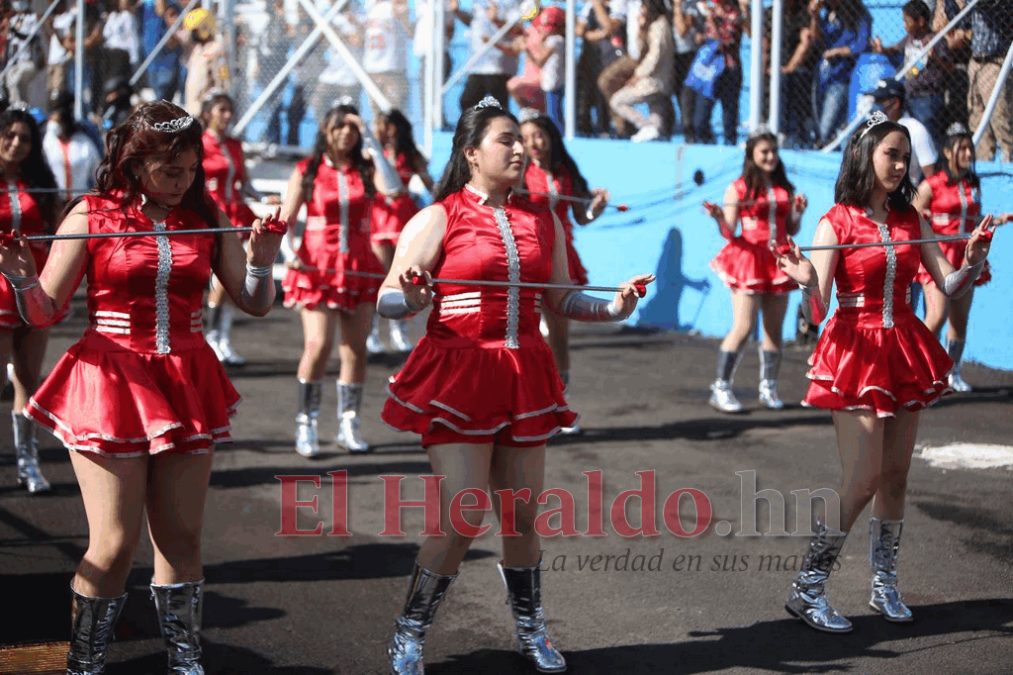 FOTOS: Hermosas palillonas resaltan en la capital desde tempranas horas