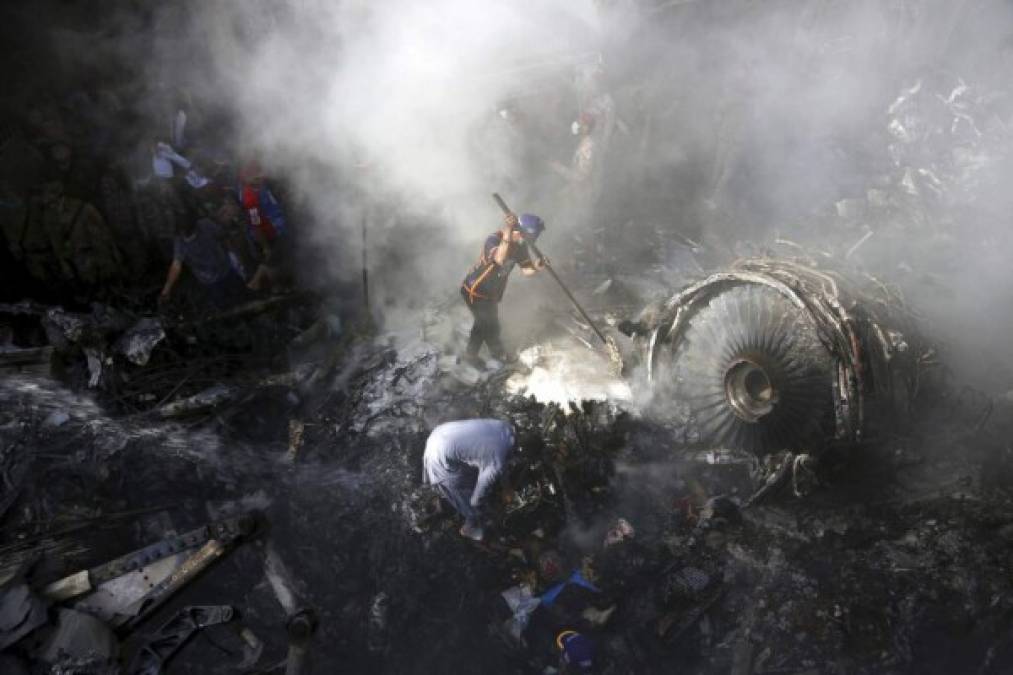 Las impactantes imágenes del fatal accidente de avión en Pakistán