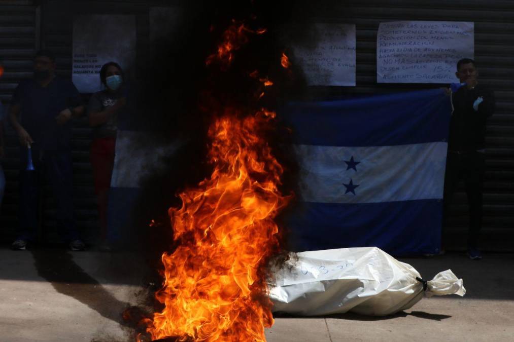 Con “cadáver” y quemas de llantas protestan empleados del MP por ajuste salarial