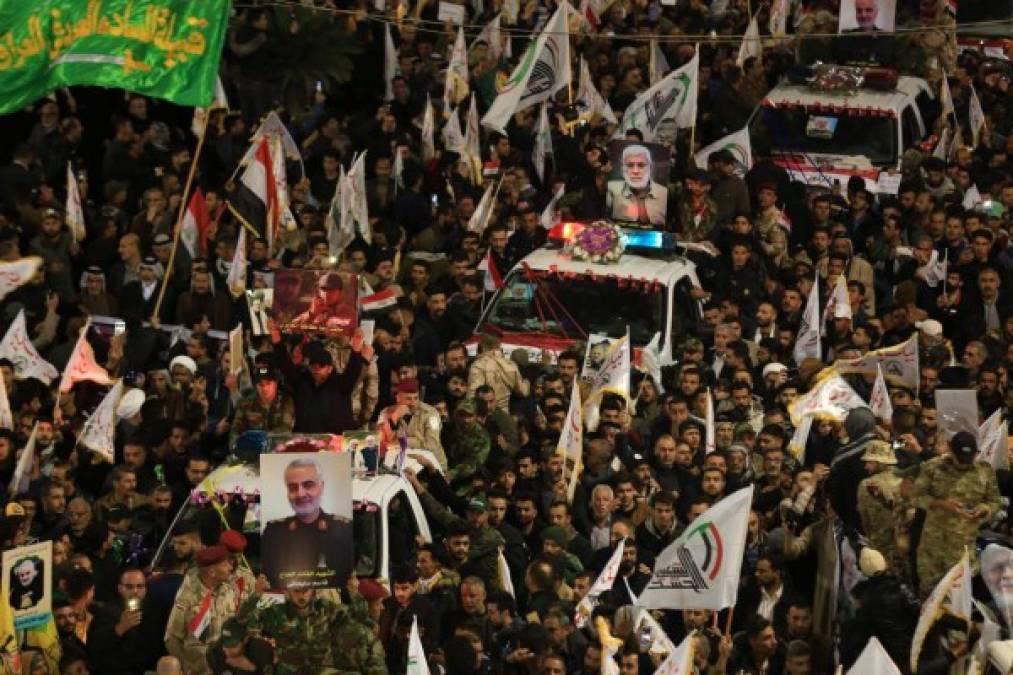 Dolor y sed de venganza en multitudinaria despedida al general Qasim Soleimani en Irak