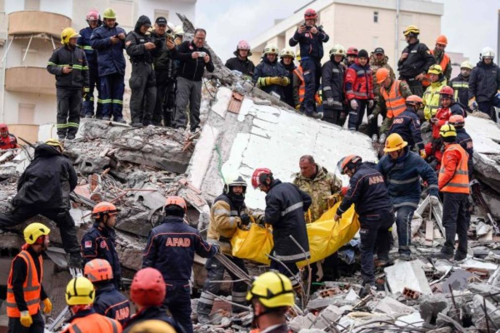 Desgarradoras imágenes: Albania llora a sus muertos producto de potente sismo