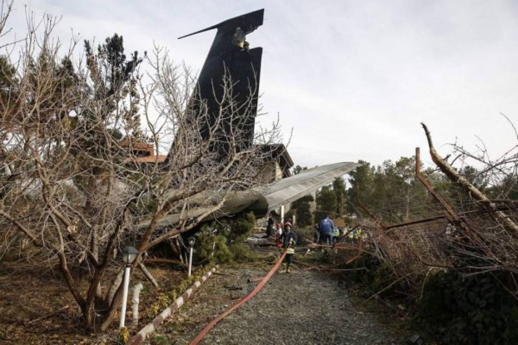 Las 10 impactantes fotos del Boeing 707 que se estrelló contra una casa en Irán