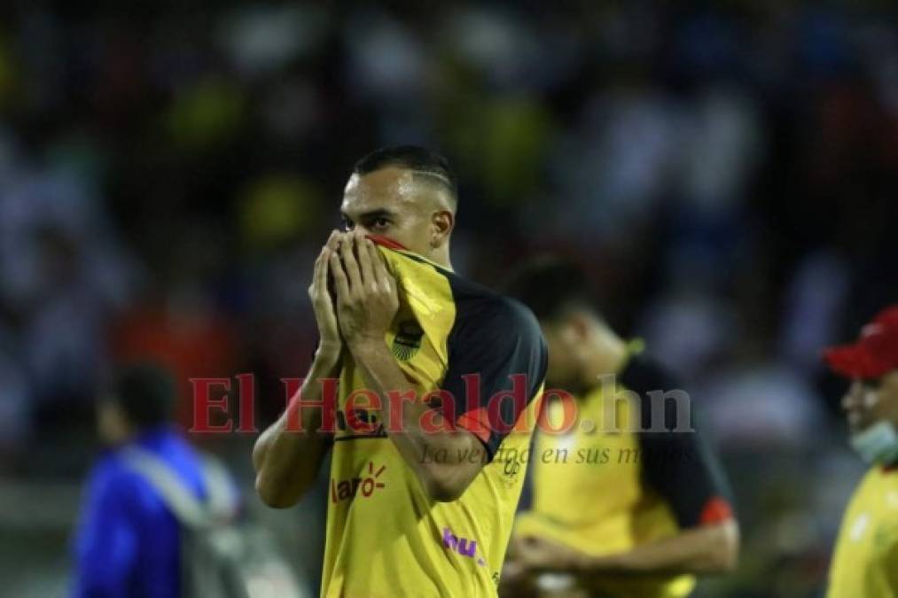 Tristeza y decepción en los rostros de los españolistas tras perder la final (FOTOS)