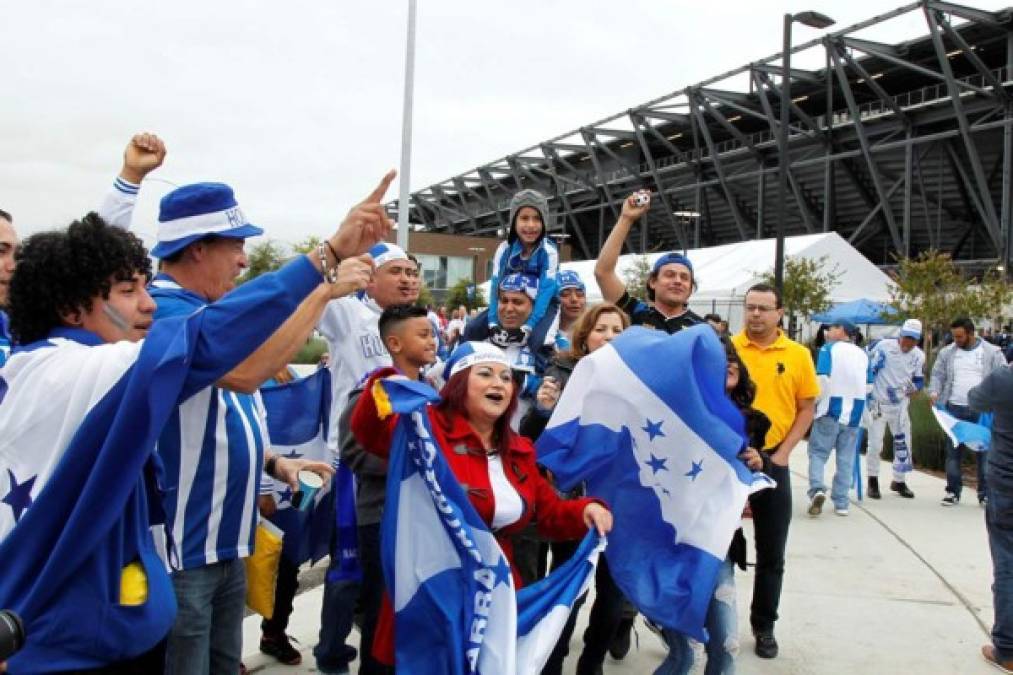 Los aficionados catrachos llegan a gritar por la Selección de Honduras