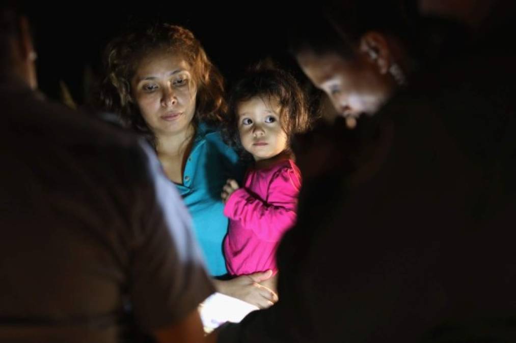 Arrancar a los niños de brazos de sus padres; la severa medida para desalentar a los migrantes