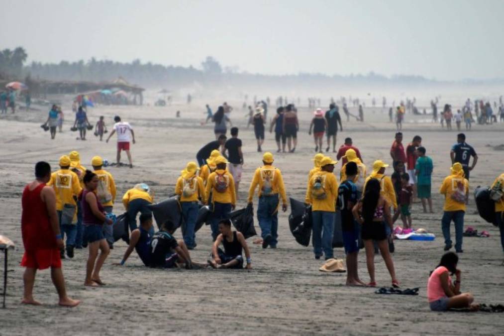 FOTOS: Así limpian las playas, presos salvadoreños antes de la Semana Santa