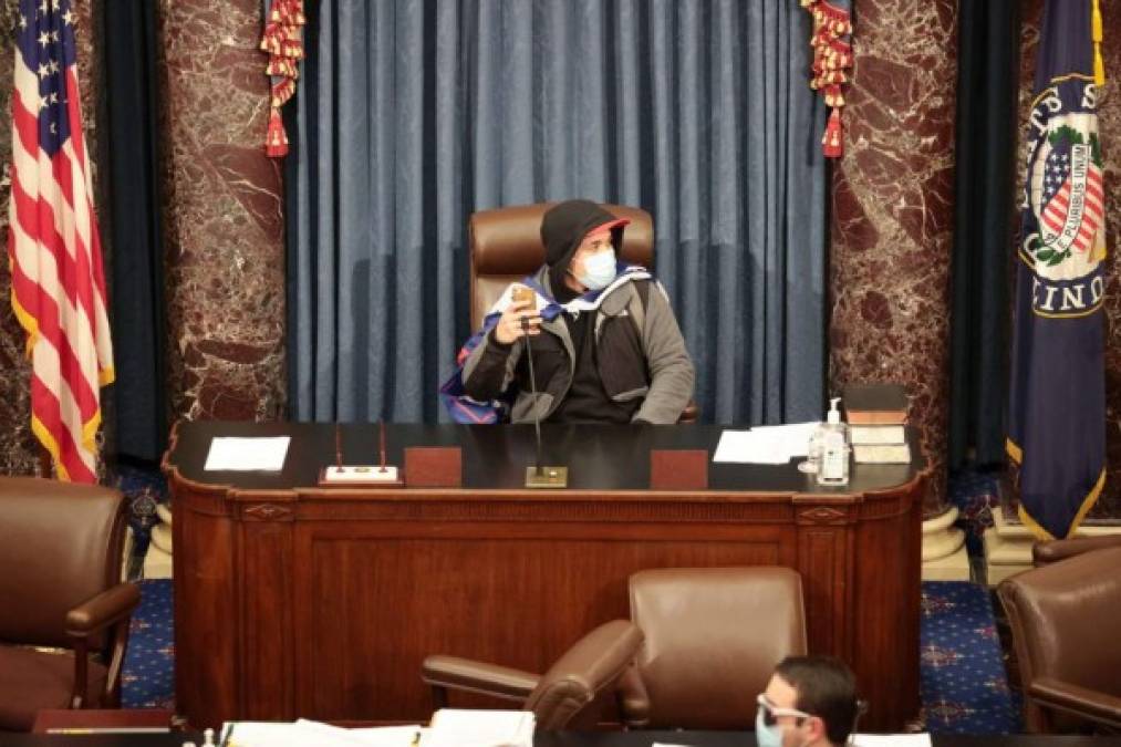 Invadieron escritorios y flamearon la bandera confederada: el caos en el Capitolio