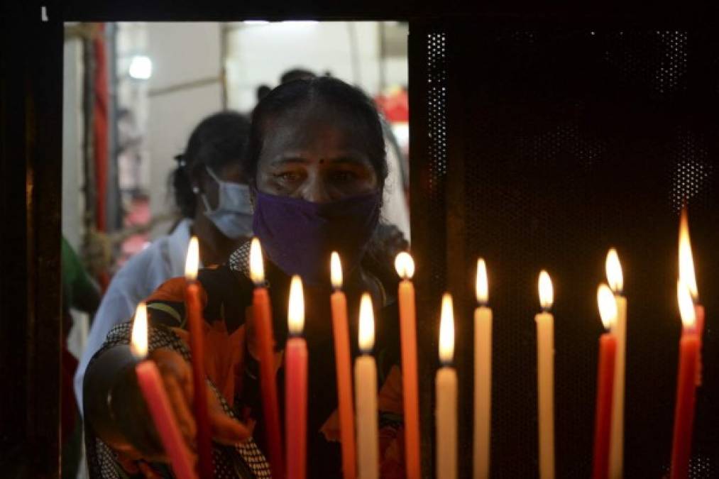 Limitado por el coronavirus, el mundo conmemora el Vía Crucis (FOTOS)