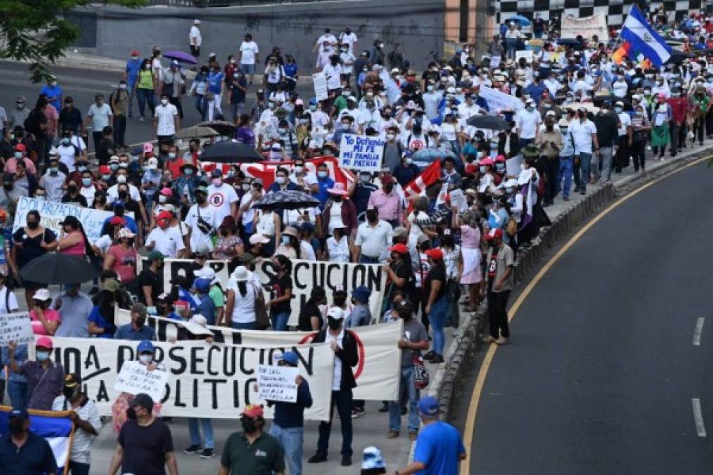 'Bukele, dictador': Salvadoreños protestan contra el bitcóin y el autoritarismo