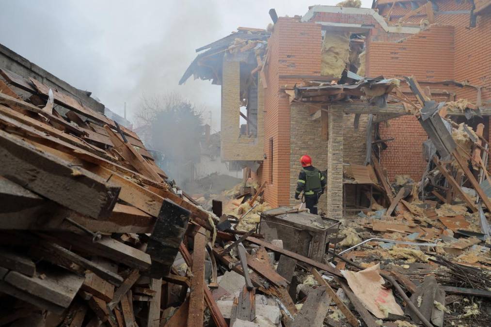 Bombardeo ruso en Odesa deja unos 16 muertos y crisis sigue en Ucrania