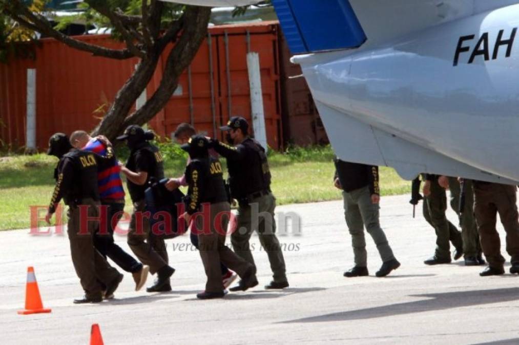 En avioneta y fuertemente custodiados, el traslado de los seis policías que cayeron con droga (FOTOS)