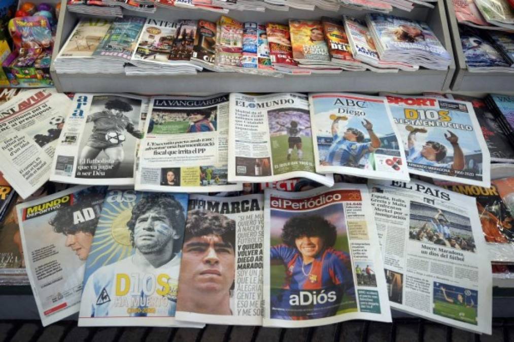 El mundo rinde conmovedores tributos póstumos a Diego Maradona (FOTOS)