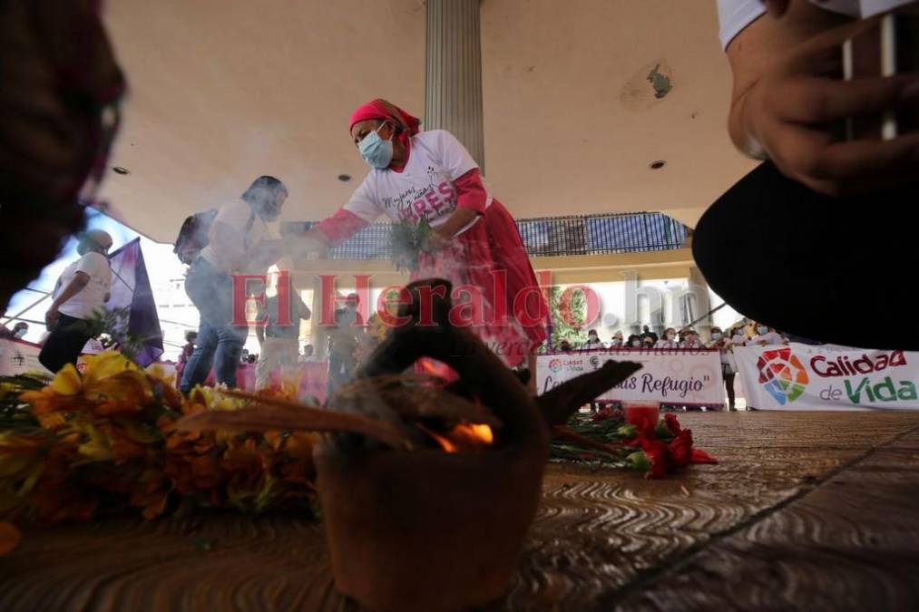 En protesta contra femicidios y violencia, hondureñas celebran Día Internacional de la Mujer