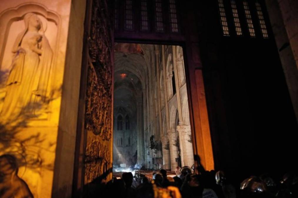 Revelan las primeras imágenes del interior de la catedral de Notre Dame tras el incendio