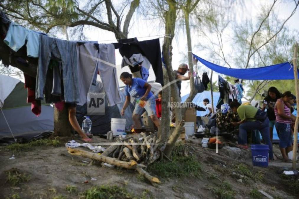 Precariedad y hacinamiento, la vida de migrantes en campamento improvisado