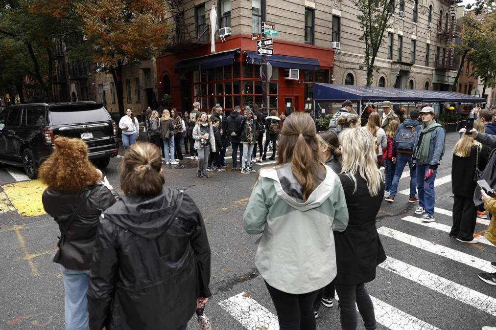 Fans de Friends se reúnen en NY para rendir honor a Matthew Perry