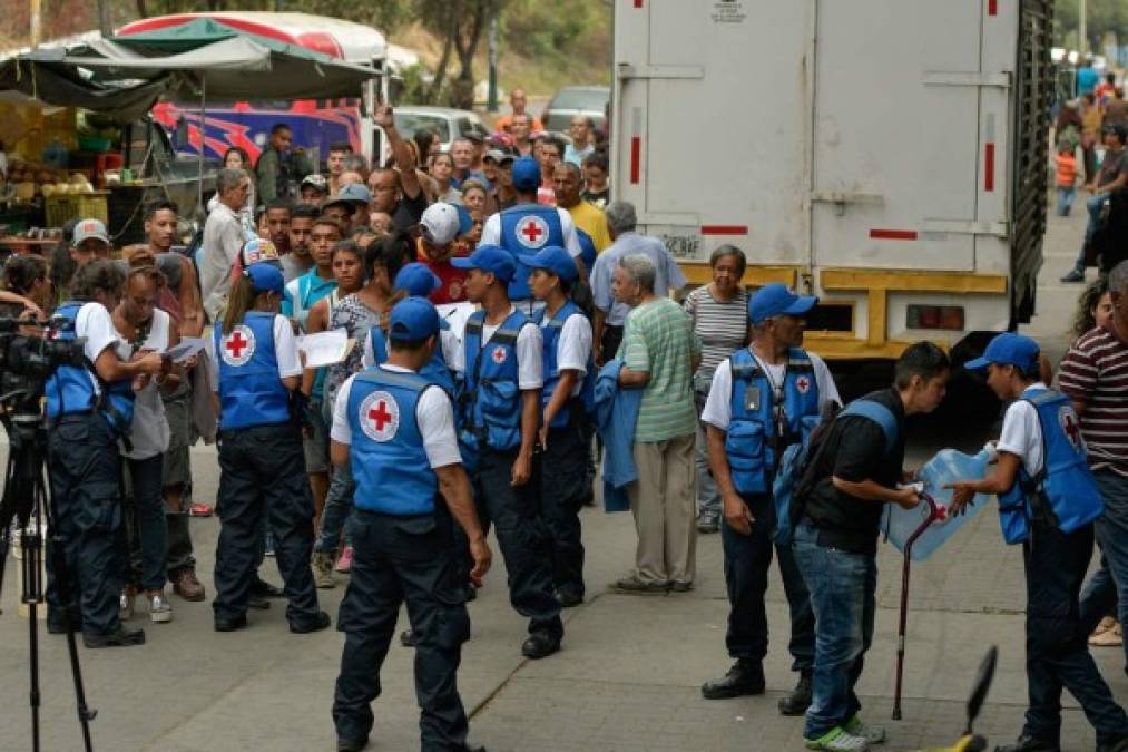 FOTOS: Venezolanos recibieron con largas filas la ayuda humanitaria llevada por la Cruz Roja