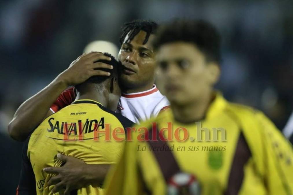 Tristeza y decepción en los rostros de los españolistas tras perder la final (FOTOS)