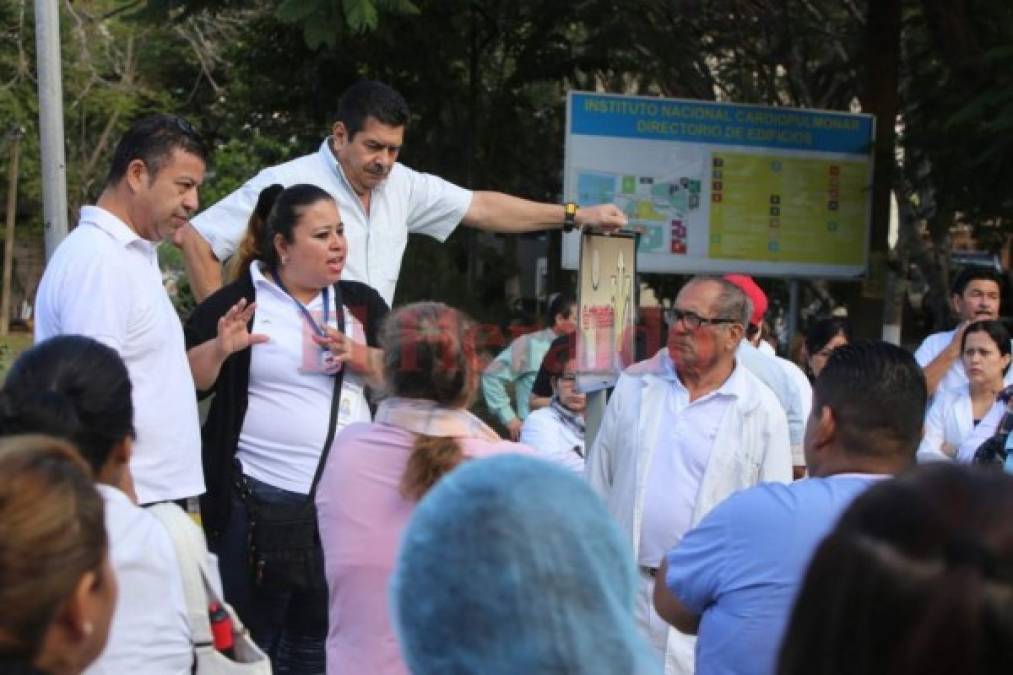 FOTOS: Asambleas informativas en el sector salud de Honduras castigan con larga espera a pacientes